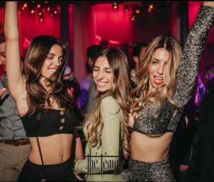 Tardeo vs nightlife: por qué cada vez más europeos prefieren salir de día