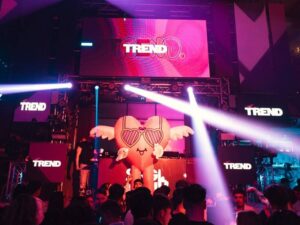 La discoteca de Cornellà que ha reinventado el tardeo: gogós, láser y siete barras para una fiesta sin resaca